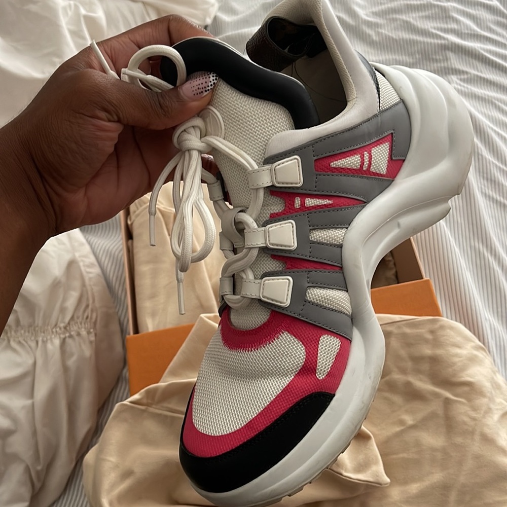 Slightly worn Louis Vuitton sneakers - Picture 3 of 3